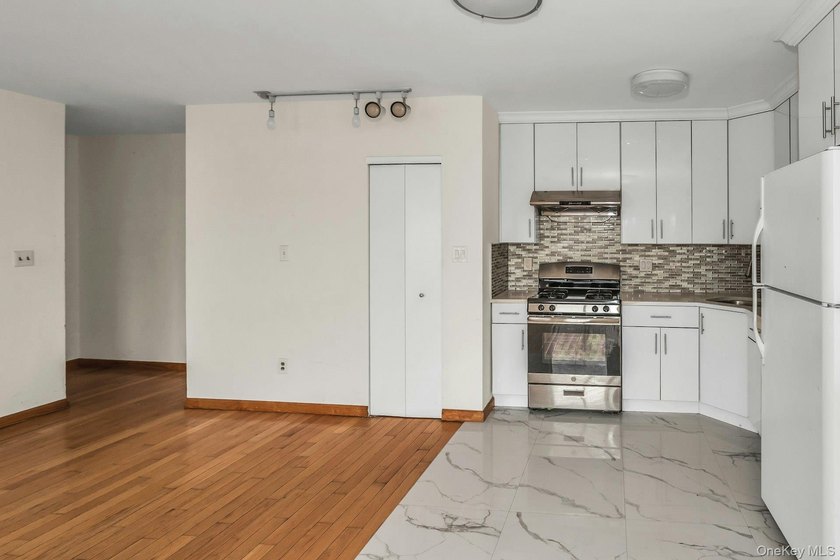Prime Flushing! Top floor, corner southwest exposure. Spacious 2 - photo 11
