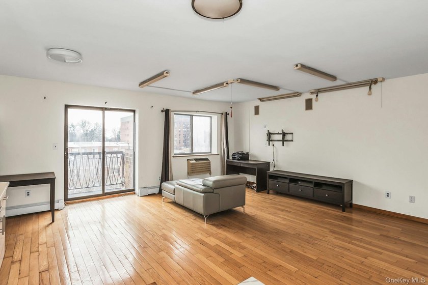 Prime Flushing! Top floor, corner southwest exposure. Spacious 2 - photo 12