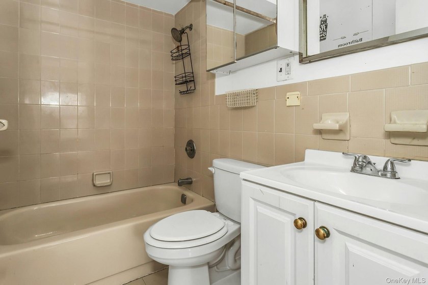 Prime Flushing! Top floor, corner southwest exposure. Spacious 2 - photo 16