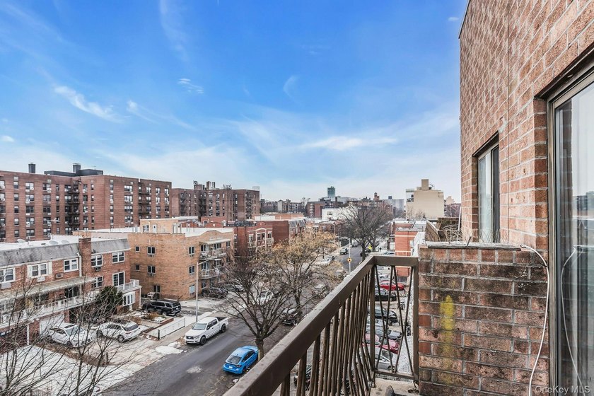 Prime Flushing! Top floor, corner southwest exposure. Spacious 2 - photo 20