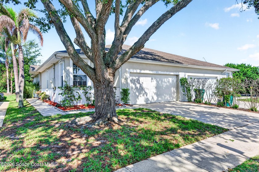 Welcome to this duplex w/soaring ceilings in the gated community - photo 2