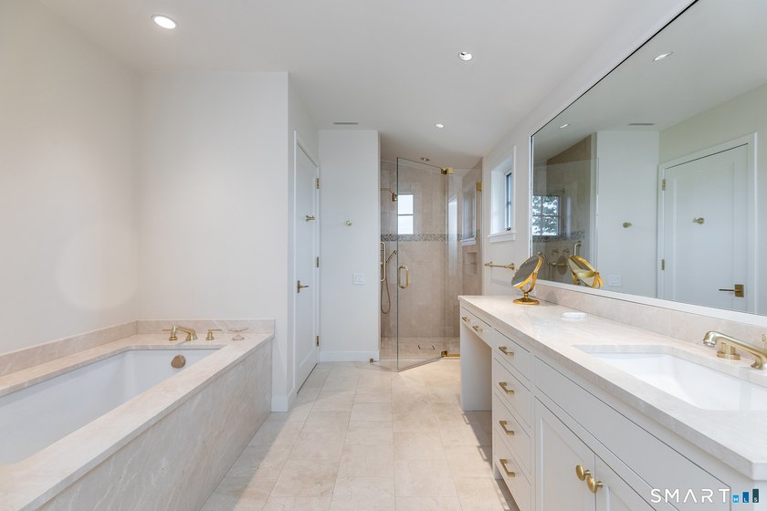On Top of the World. Unparalleled Estate with complete privacy - photo 23