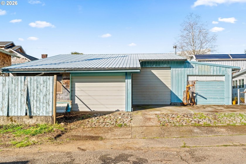 Versatile one-level property in Gardiner offering a rare - photo 2
