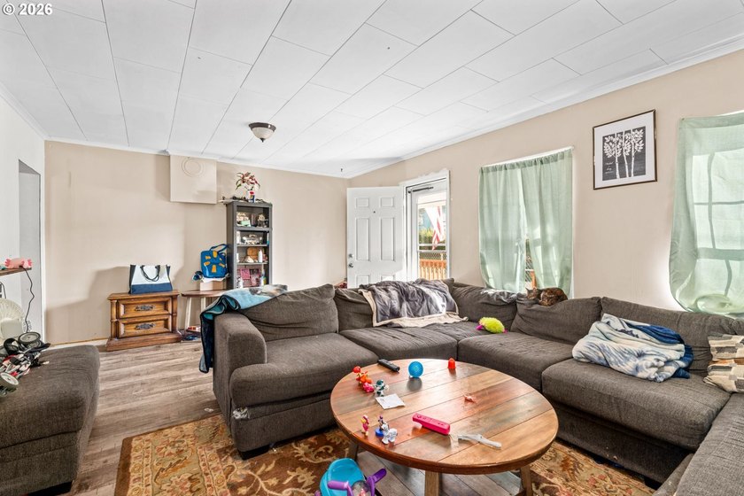 Versatile one-level property in Gardiner offering a rare - photo 3
