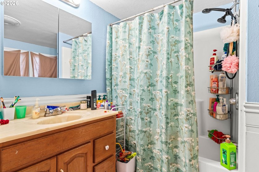 Versatile one-level property in Gardiner offering a rare - photo 7