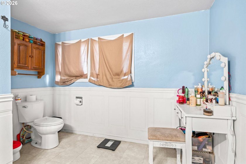 Versatile one-level property in Gardiner offering a rare - photo 8