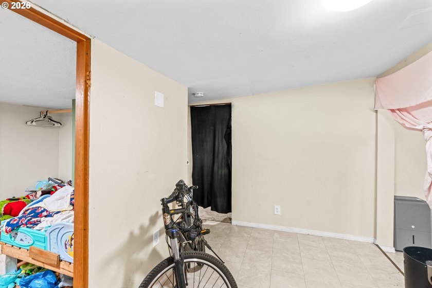 Versatile one-level property in Gardiner offering a rare - photo 9