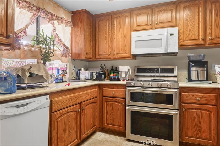 This well-maintained and stunning two-bedroom, two-bathroom - photo 6