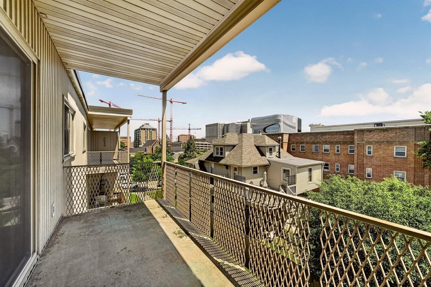 Enjoy downtown Rochester living in this spacious 2-bedroom - photo 3
