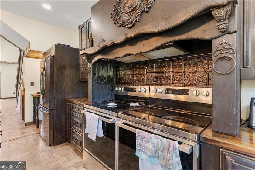 Modern barndominium on 10.28 private, wooded acres with TWO - photo 4