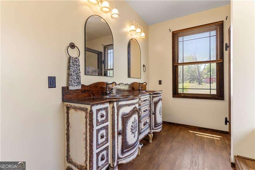 Modern barndominium on 10.28 private, wooded acres with TWO - photo 8
