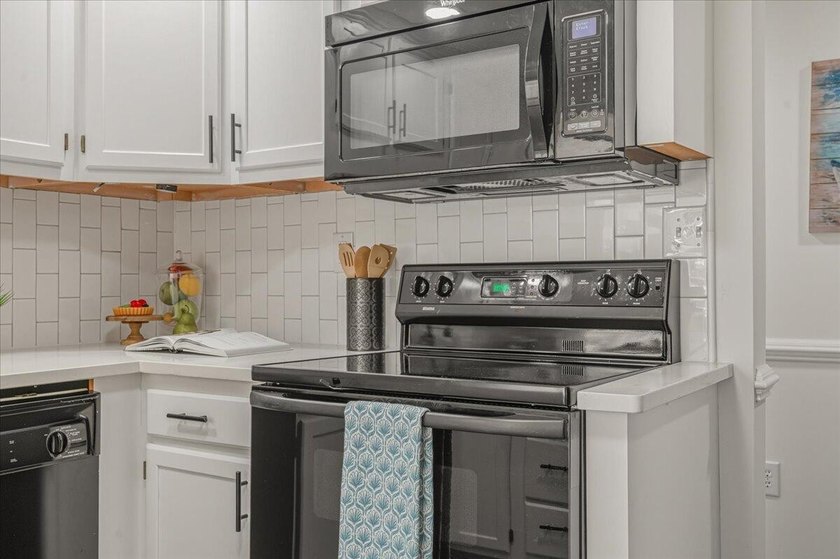Escape to lake life in this beautifully updated one-story - photo 15