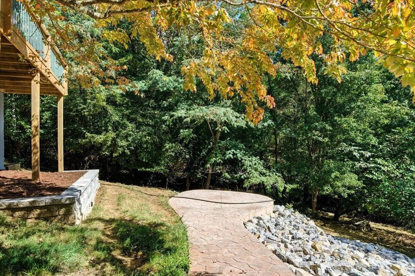 Escape to lake life in this beautifully updated one-story - photo 44
