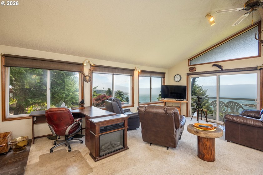 Perched high above the Pacific with jaw dropping views of iconic - photo 6