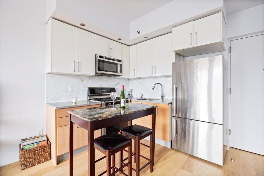 JUST LISTED Renovated South-Facing 1 Bedroom with Private - photo 4