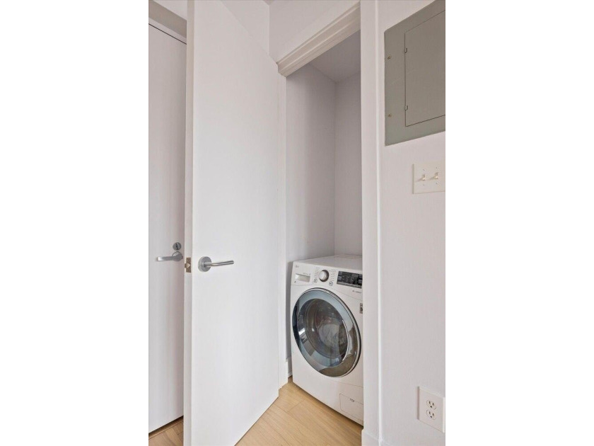 JUST LISTED Renovated South-Facing 1 Bedroom with Private - photo 7