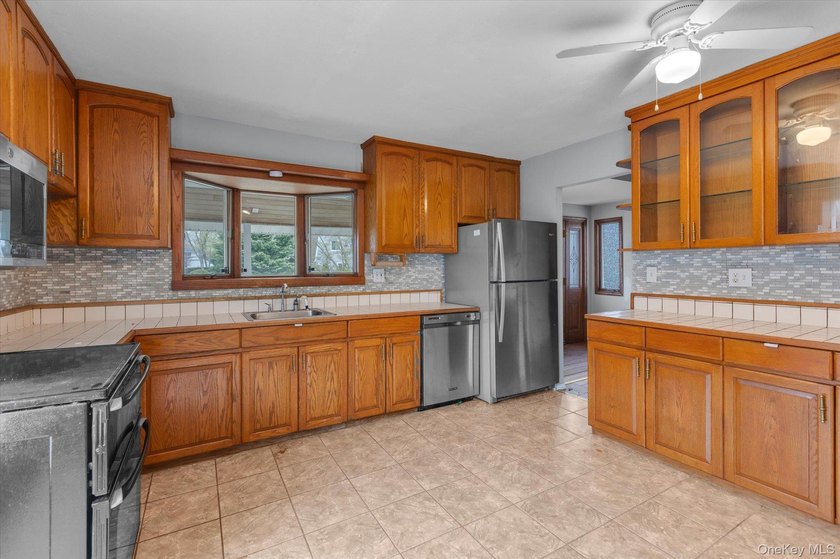 Welcome to 99 Wexford Dr, an expansive 3000 sq ft Colonial home - photo 4