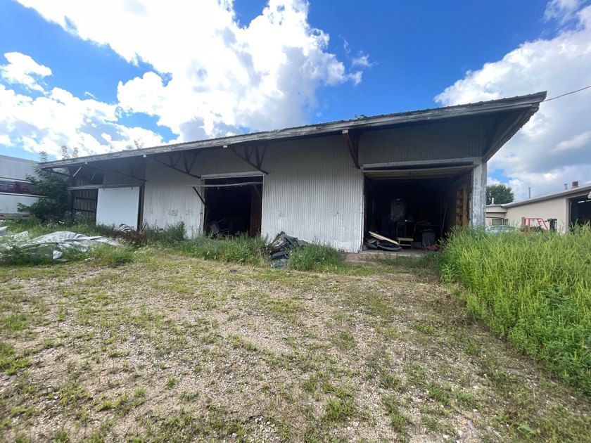 - 3 buildings Total SF: 9,280 SF - Water Street: Gravel, Runs - photo 2