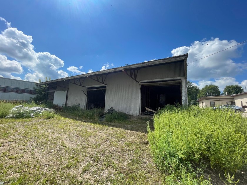 - 3 buildings Total SF: 9,280 SF - Water Street: Gravel, Runs - photo 3