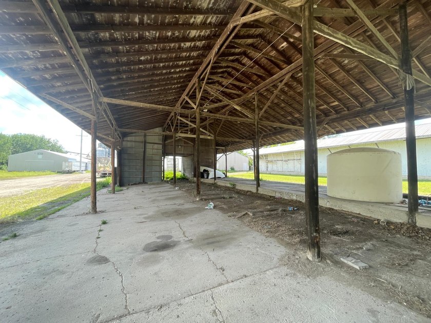 - 3 buildings Total SF: 9,280 SF - Water Street: Gravel, Runs - photo 6