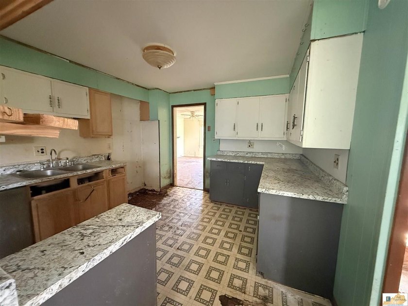 This cozy farm house sits on 2 acres of land surrounded by farms - photo 11