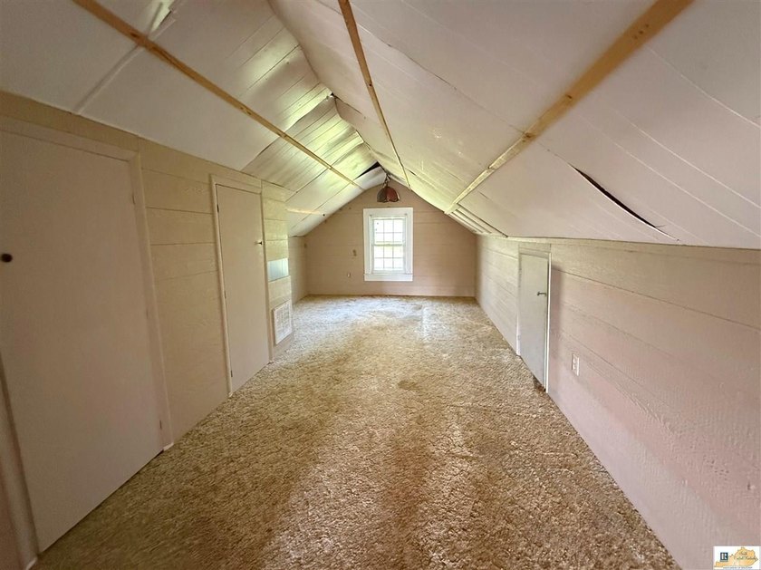 This cozy farm house sits on 2 acres of land surrounded by farms - photo 13