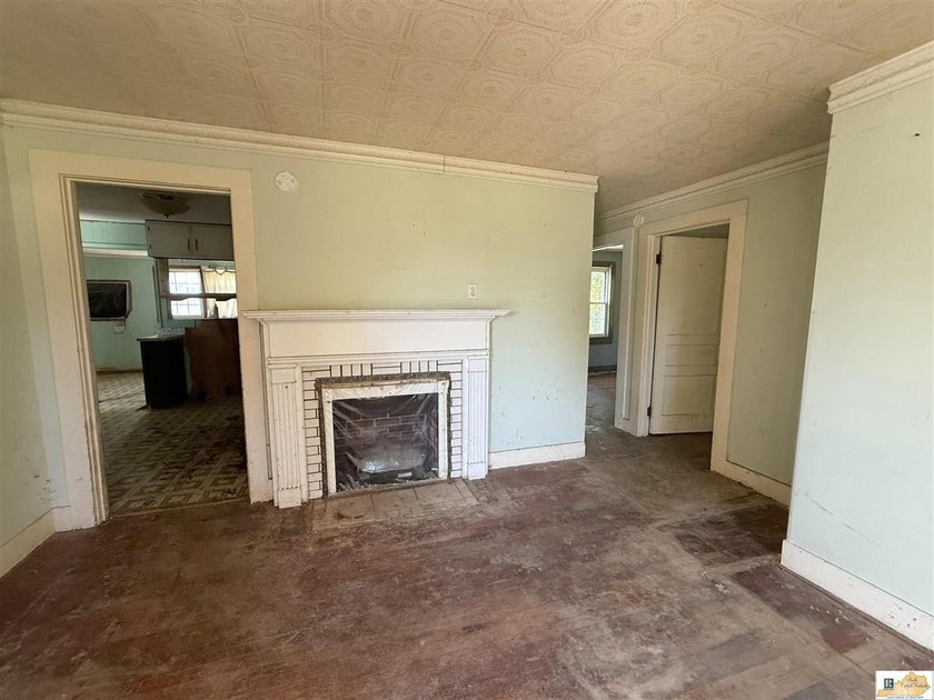This cozy farm house sits on 2 acres of land surrounded by farms - photo 14