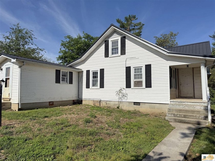 This cozy farm house sits on 2 acres of land surrounded by farms - photo 15