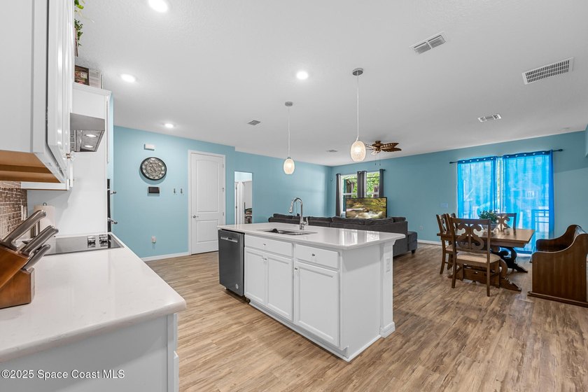 Welcome to this beautifully designed 4-bedroom, 2-bathroom home - photo 9