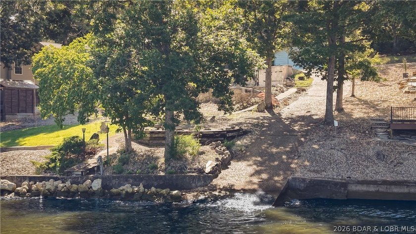 Rare as Hens teeth, this almost 100 ft of moderate shoreline - photo 14