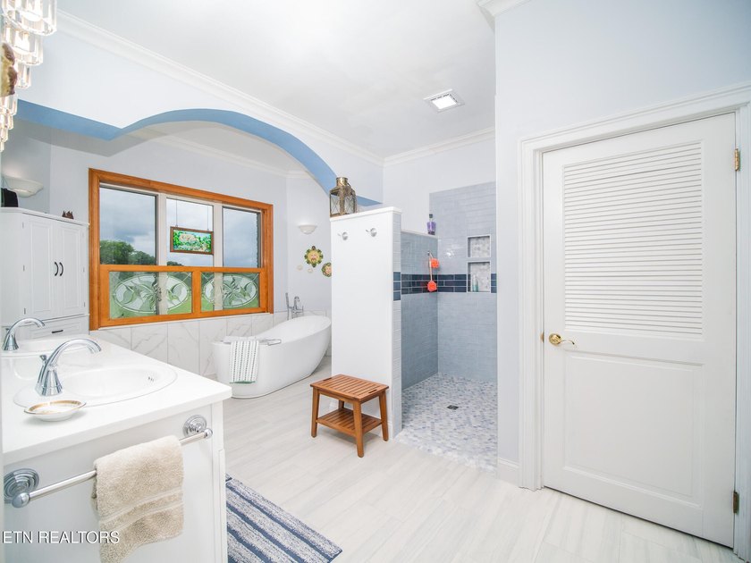 Experience Luxury Living at its finest in this exceptional Golf - photo 11