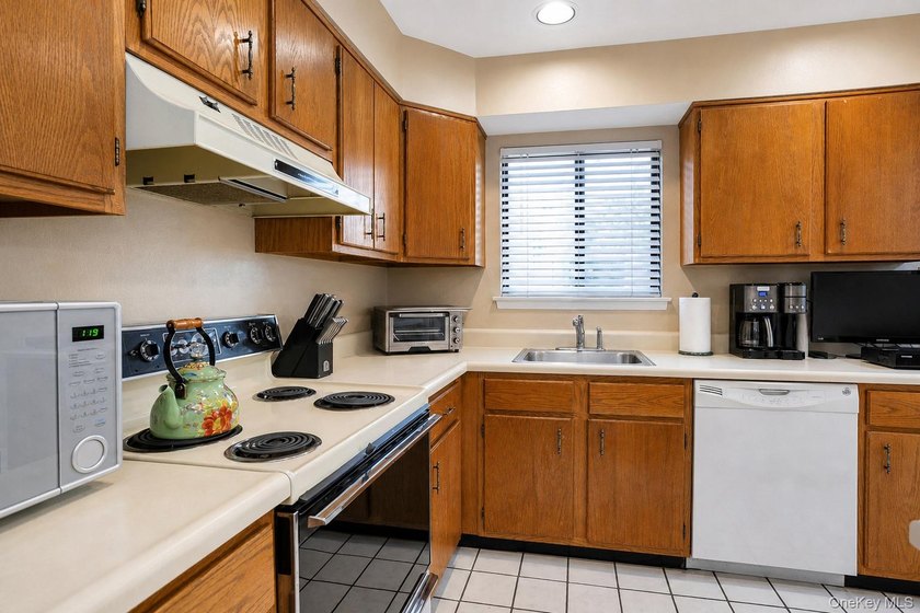 A 2-bedroom, 2-bath townhouse condo in Wantagh with 1,248 sq ft - photo 11