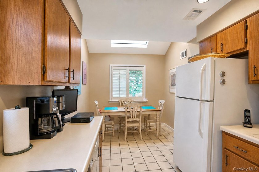 A 2-bedroom, 2-bath townhouse condo in Wantagh with 1,248 sq ft - photo 12