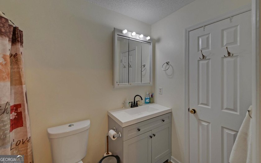 Charming updated waterfront home on Lake Hartwell in Martin, GA! - photo 15