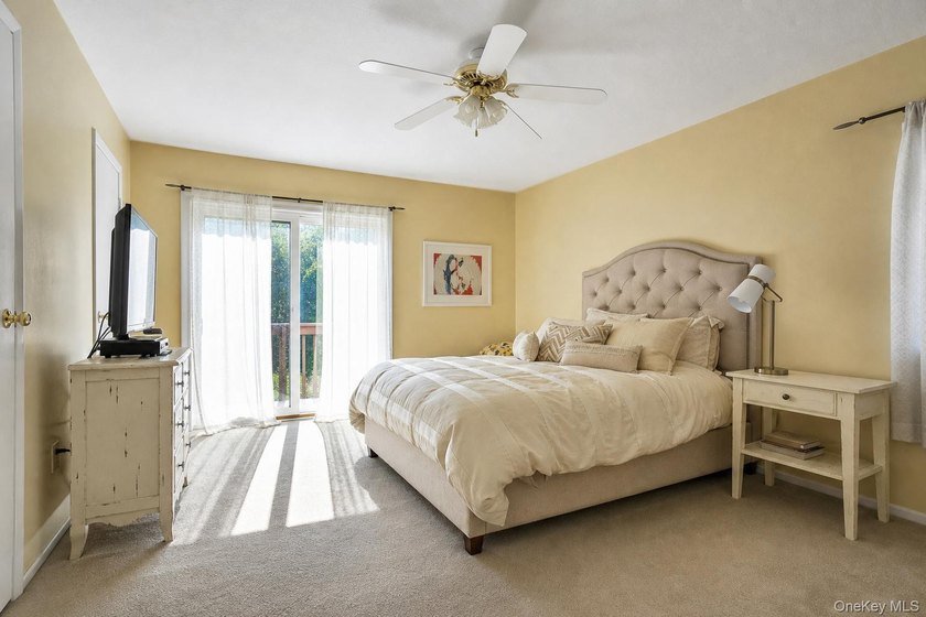 A 2-bedroom, 2-bath townhouse condo in Wantagh with 1,248 sq ft - photo 15