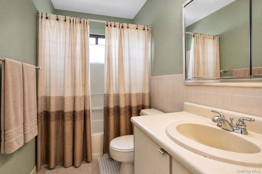 A 2-bedroom, 2-bath townhouse condo in Wantagh with 1,248 sq ft - photo 16