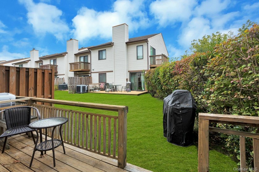 A 2-bedroom, 2-bath townhouse condo in Wantagh with 1,248 sq ft - photo 19