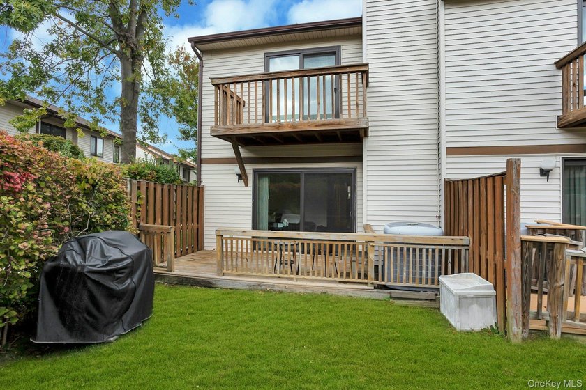 A 2-bedroom, 2-bath townhouse condo in Wantagh with 1,248 sq ft - photo 20
