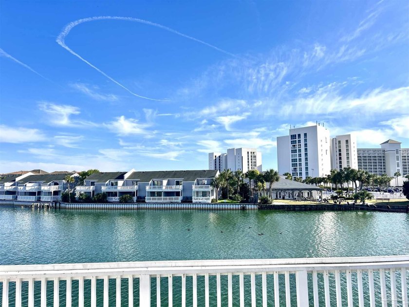 Welcome to this beautifully positioned 2-bedroom, 2.5-bath - photo 3