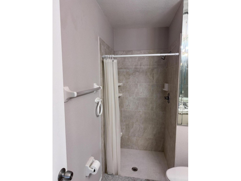 Popular Villa in good condition. New roof 2022, impact doors &amp; - photo 18