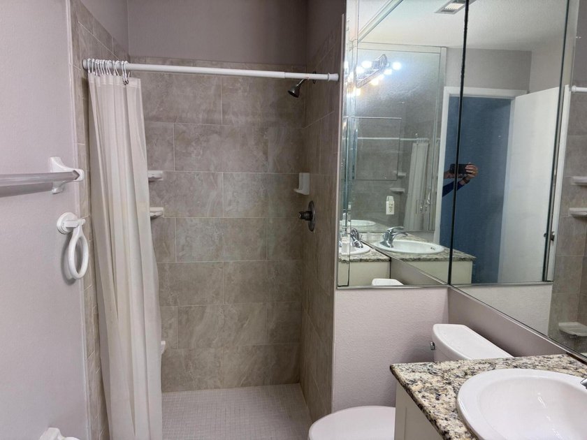 Popular Villa in good condition. New roof 2022, impact doors &amp; - photo 19