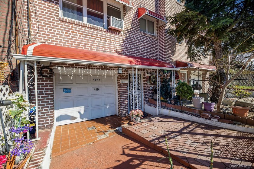 Welcome to this spacious two-family home located in the Edenwald - photo 2