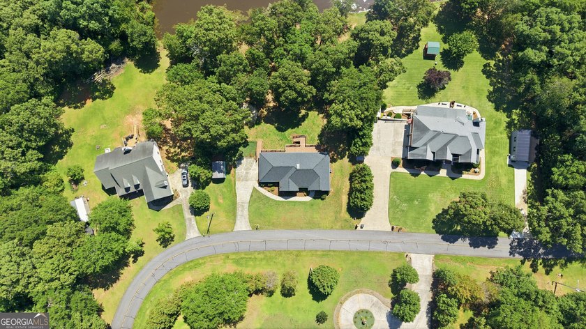 Less than a mile from Hartwell Marina and just minutes from - photo 31