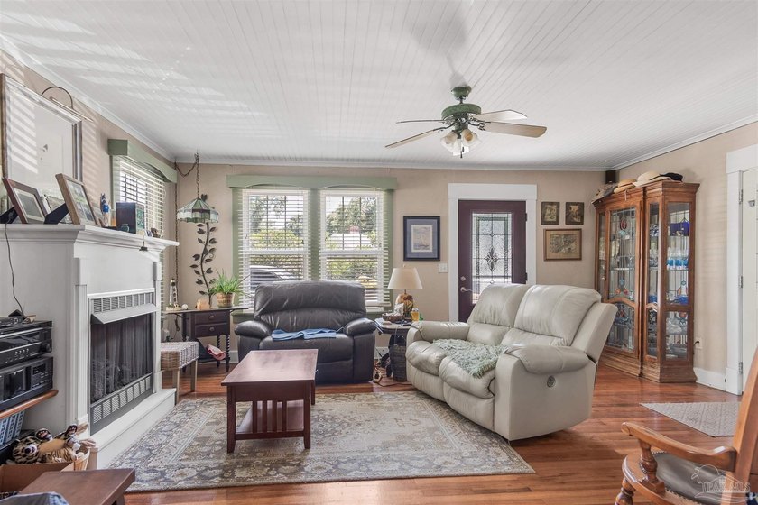 Great house in an established neighborhood. The house was - photo 2