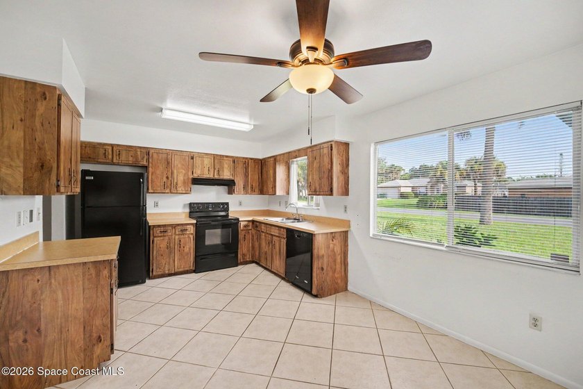 Welcome home to this 3-bedroom 2-bath single family home with 2 - photo 3