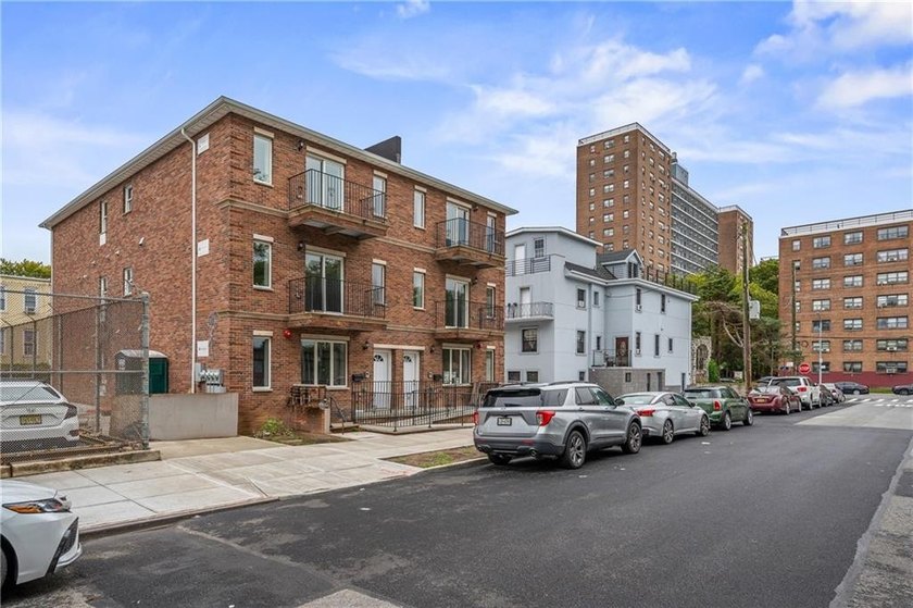 Prime location quality built NEW CONSTRUCTION full brick three - photo 3