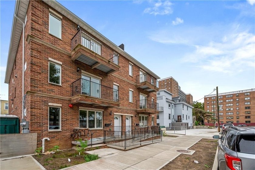 Prime location quality built NEW CONSTRUCTION full brick three - photo 4