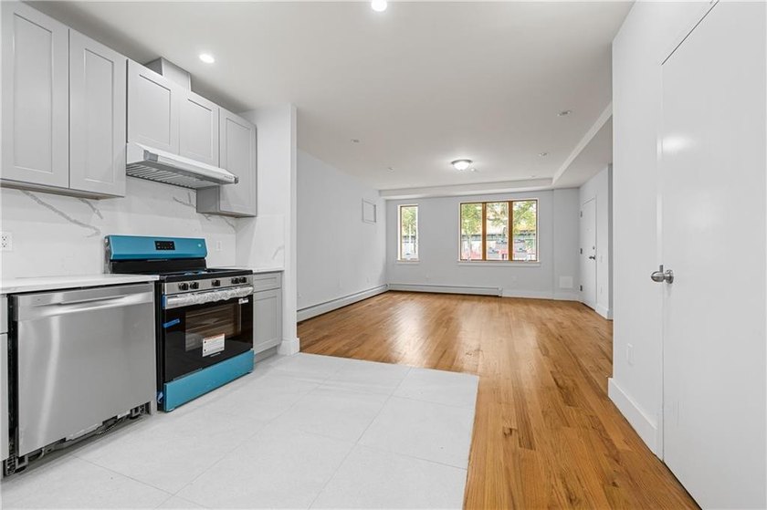 Prime location quality built NEW CONSTRUCTION full brick three - photo 6