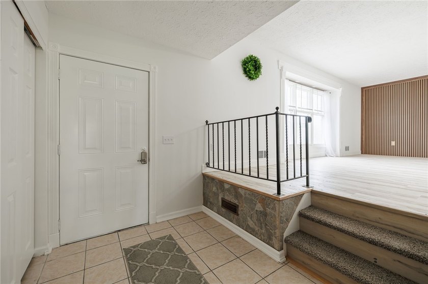 A FRESH SPACIOUS SPLIT LOCATED IN A MATURE NEIGHBORHOOD IN - photo 3