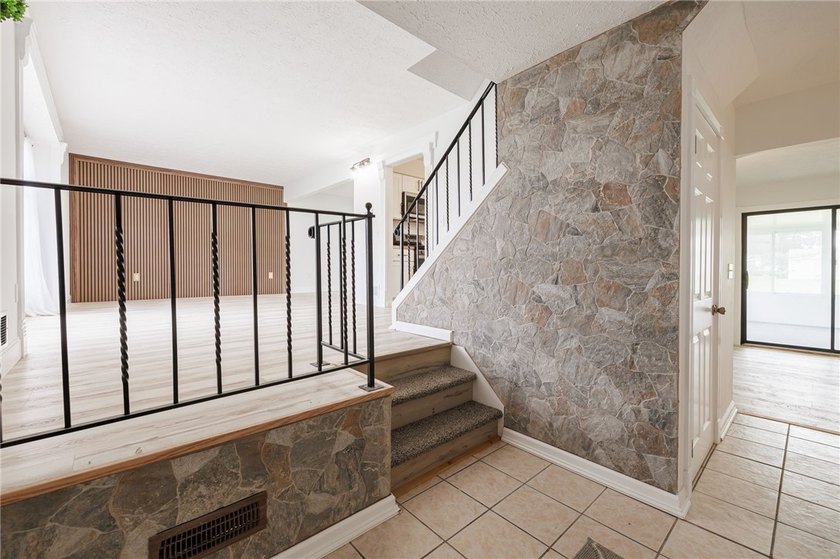 A FRESH SPACIOUS SPLIT LOCATED IN A MATURE NEIGHBORHOOD IN - photo 4